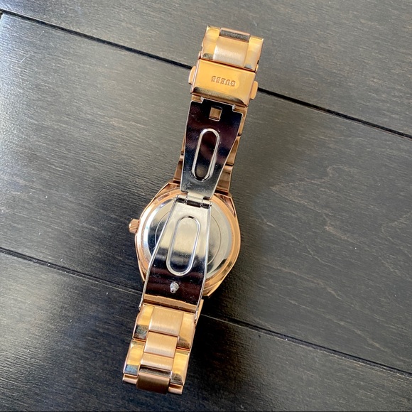 Guess Women's Mid-size Rose Gold Watch - Picture 4 of 6